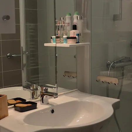 Apartment Lumineux Face Avec Balcon Et Parking Prive, A 500m Des Commerces - Fr-1-323-450 *