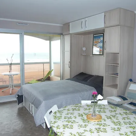 Apartment Confortable Face Avec Parking Prive